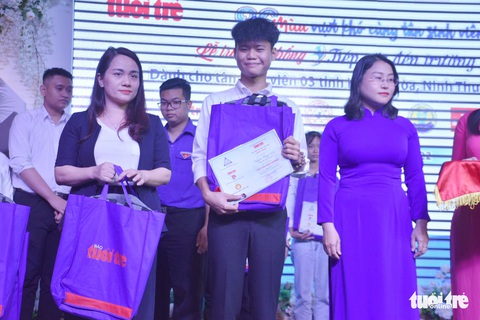 Lúc biết tin em được nhận học bổng, cả nhà ôm nhau khóc vì mừng - Ảnh 19. Lúc biết tin em được nhận học bổng, cả nhà ôm nhau khóc vì mừng - Ảnh 19.
