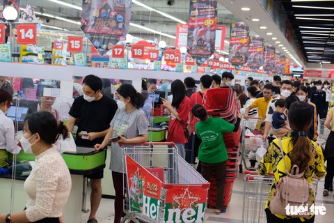 Nhiều mặt hàng giảm giá sâu dịp Black Friday, người dân rủ nhau mua sắm xuyên đêm - Ảnh 3. Nhiều mặt hàng giảm giá sâu dịp Black Friday, người dân rủ nhau mua sắm xuyên đêm - Ảnh 3.