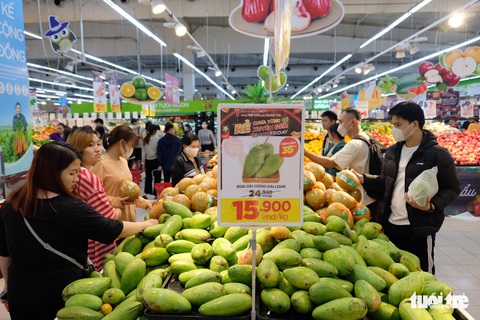 Nhiều mặt hàng giảm giá sâu dịp Black Friday, người dân rủ nhau mua sắm xuyên đêm - Ảnh 2. Nhiều mặt hàng giảm giá sâu dịp Black Friday, người dân rủ nhau mua sắm xuyên đêm - Ảnh 2.