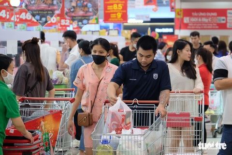 Nhiều mặt hàng giảm giá sâu dịp Black Friday, người dân rủ nhau mua sắm xuyên đêm - Ảnh 1. Nhiều mặt hàng giảm giá sâu dịp Black Friday, người dân rủ nhau mua sắm xuyên đêm - Ảnh 1.