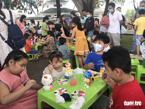 Cùng nhau đọc sách qua tranh vẽ của học sinh tại đường sách TP Cao Lãnh - Ảnh 5. Cùng nhau đọc sách qua tranh vẽ của học sinh tại đường sách TP Cao Lãnh - Ảnh 5.