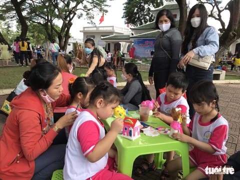 Cùng nhau đọc sách qua tranh vẽ của học sinh tại đường sách TP Cao Lãnh - Ảnh 4. Cùng nhau đọc sách qua tranh vẽ của học sinh tại đường sách TP Cao Lãnh - Ảnh 4.