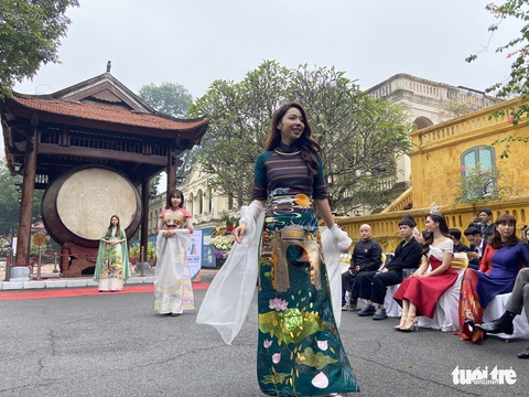 Hoa hậu Ngọc Hân bận cưới vẫn quyết tham gia Lễ hội Áo dài du lịch Hà Nội - Ảnh 5. Hoa hậu Ngọc Hân bận cưới vẫn quyết tham gia Lễ hội Áo dài du lịch Hà Nội - Ảnh 5.