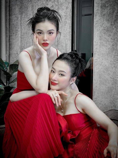 Angela Phương Trinh - Nhật Hạ lầy lội diễn lại cảnh ẩu đả trong Mùi ngò gai sau 16 năm - Ảnh 8. Angela Phương Trinh - Nhật Hạ lầy lội diễn lại cảnh ẩu đả trong Mùi ngò gai sau 16 năm - Ảnh 8.