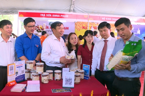 Bình Phước lần đầu tổ chức phiên chợ không dùng tiền mặt - Ảnh 1. Bình Phước lần đầu tổ chức phiên chợ không dùng tiền mặt - Ảnh 1.