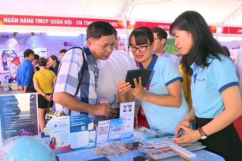 Bình Phước lần đầu tổ chức phiên chợ không dùng tiền mặt - Ảnh 2. Bình Phước lần đầu tổ chức phiên chợ không dùng tiền mặt - Ảnh 2.