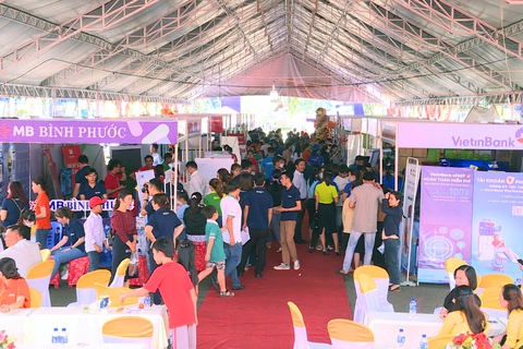 Bình Phước lần đầu tổ chức phiên chợ không dùng tiền mặt - Ảnh 3. Bình Phước lần đầu tổ chức phiên chợ không dùng tiền mặt - Ảnh 3.