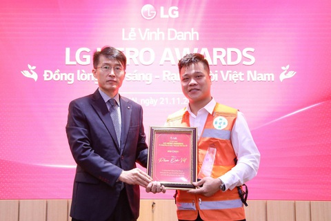 LG tặng 100 triệu đồng cho đội trưởng cứu nạn - Ảnh 2. LG tặng 100 triệu đồng cho đội trưởng cứu nạn - Ảnh 2.