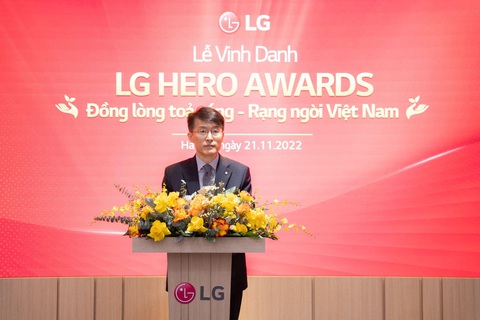 LG tặng 100 triệu đồng cho đội trưởng cứu nạn - Ảnh 3. LG tặng 100 triệu đồng cho đội trưởng cứu nạn - Ảnh 3.