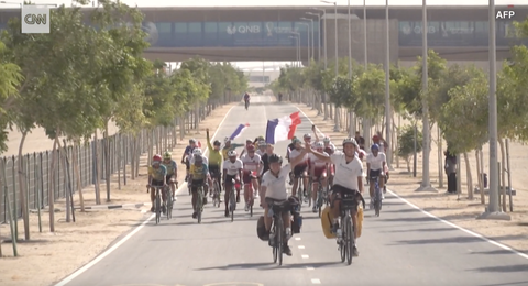Đạp xe gần 7.000km đến Qatar xem World Cup - Ảnh 4. Đạp xe gần 7.000km đến Qatar xem World Cup - Ảnh 4.