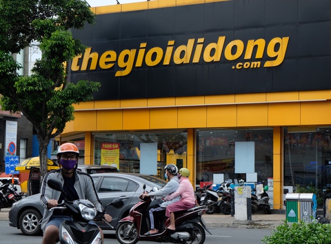 Sếp Thế Giới Di Động bán bớt cổ phiếu để 'mua nhà cho vợ', phủ nhận tin từ nhiệm- Ảnh 1. Với chuỗi Thế Giới Di Động, ban lãnh đạo MWG chỉ "nỗ lực duy trì tổng doanh thu" trong năm 2024 - Ảnh: BÔNG MAI