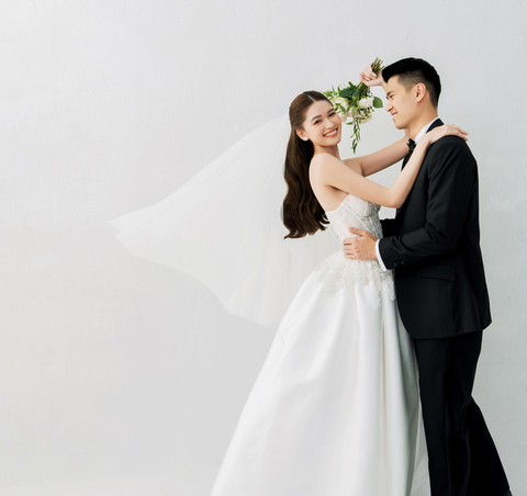 Cộng đồng mạng nhầm lẫn chồng doanh nhân của á hậu Thùy Dung là người mẫu - Ảnh 1. Cộng đồng mạng nhầm lẫn chồng doanh nhân của á hậu Thùy Dung là người mẫu - Ảnh 1.
