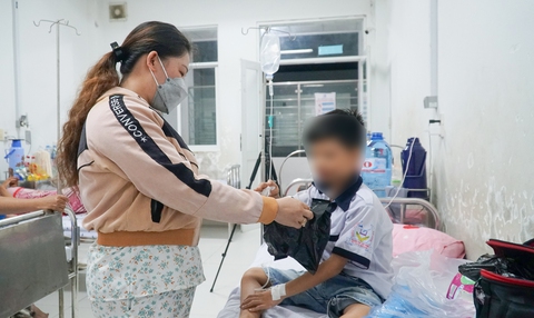 10 học trò tiểu học, mầm non đi cấp cứu nghi do ăn cơm cuộn trước cổng trường - Ảnh 1. 10 học trò tiểu học, mầm non đi cấp cứu nghi do ăn cơm cuộn trước cổng trường - Ảnh 1.