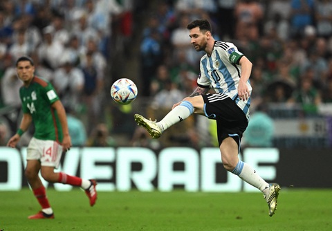 Messi nhận danh hiệu Cầu thủ xuất sắc nhất trận sau khoảnh khắc thiên tài - Ảnh 6. Messi nhận danh hiệu Cầu thủ xuất sắc nhất trận sau khoảnh khắc thiên tài - Ảnh 6.