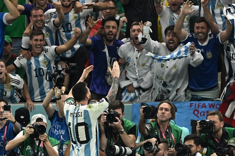 Messi nhận danh hiệu Cầu thủ xuất sắc nhất trận sau khoảnh khắc thiên tài - Ảnh 9. Messi nhận danh hiệu Cầu thủ xuất sắc nhất trận sau khoảnh khắc thiên tài - Ảnh 9.