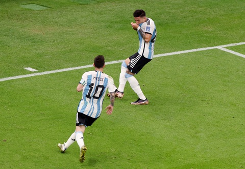 Messi nhận danh hiệu Cầu thủ xuất sắc nhất trận sau khoảnh khắc thiên tài - Ảnh 10. Messi nhận danh hiệu Cầu thủ xuất sắc nhất trận sau khoảnh khắc thiên tài - Ảnh 10.