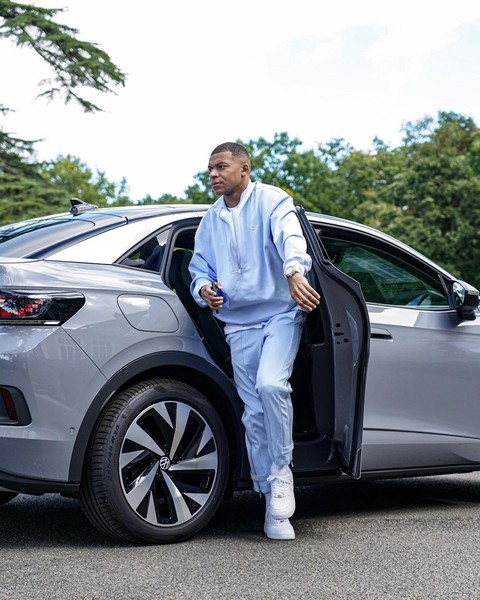 Bộ sưu tập xe khiêm tốn của Kylian Mbappe: Ưu tiên ngồi sau vì chưa có bằng lái - Ảnh 1. Bộ sưu tập xe khiêm tốn của Kylian Mbappe: Ưu tiên ngồi sau vì chưa có bằng lái - Ảnh 1.