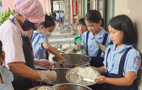 An toàn thực phẩm trong trường học: Bếp ăn tại trường là mô hình lý tưởng - Ảnh 1. An toàn thực phẩm trong trường học: Bếp ăn tại trường là mô hình lý tưởng - Ảnh 1.