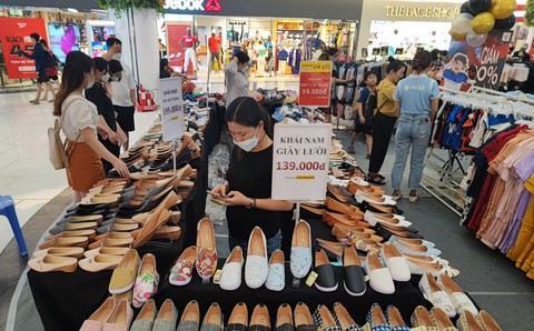 Nhiều khách bỏ về vì khuyến mãi Black Friday thấp, không như quảng cáo - Ảnh 1. Nhiều khách bỏ về vì khuyến mãi Black Friday thấp, không như quảng cáo - Ảnh 1.