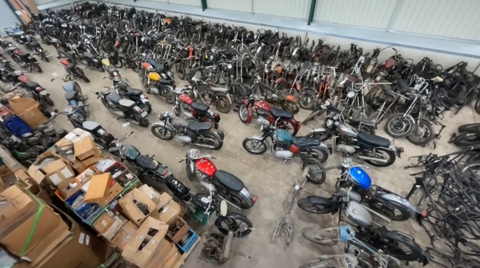 Bộ sưu tập mô tô khổng lồ bị bỏ hoang: 50 tấn linh kiện, mất hàng tháng phân loại - Ảnh 1. Bộ sưu tập mô tô khổng lồ bị bỏ hoang: 50 tấn linh kiện, mất hàng tháng phân loại - Ảnh 1.