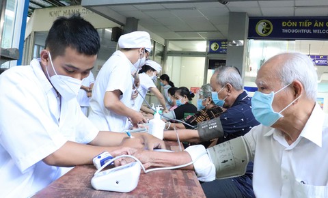 Huyết áp cao đã giữ ở mức ổn định, ngưng uống thuốc được không? - Ảnh 1. Huyết áp cao đã giữ ở mức ổn định, ngưng uống thuốc được không? - Ảnh 1.