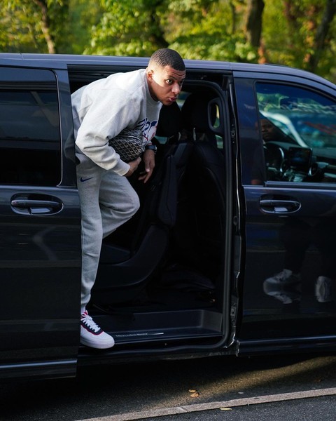 Bộ sưu tập xe khiêm tốn của Kylian Mbappe: Ưu tiên ngồi sau vì chưa có bằng lái - Ảnh 2. Bộ sưu tập xe khiêm tốn của Kylian Mbappe: Ưu tiên ngồi sau vì chưa có bằng lái - Ảnh 2.
