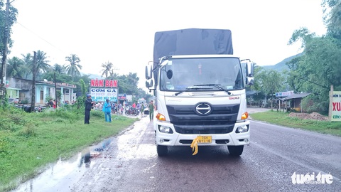 Xe tải lùi tông chết 3 mẹ con: Tài xế lùi xe để lấy điện thoại bỏ quên - Ảnh 1. Xe tải lùi tông chết 3 mẹ con: Tài xế lùi xe để lấy điện thoại bỏ quên - Ảnh 1.