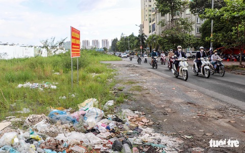 TP.HCM: Đường Nguyễn Hoàng xuống cấp, dân sụp ổ gà như cơm bữa - Ảnh 4. TP.HCM: Đường Nguyễn Hoàng xuống cấp, dân sụp ổ gà như cơm bữa - Ảnh 4.