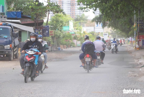 TP.HCM: Đường Nguyễn Hoàng xuống cấp, dân sụp ổ gà như cơm bữa - Ảnh 5. TP.HCM: Đường Nguyễn Hoàng xuống cấp, dân sụp ổ gà như cơm bữa - Ảnh 5.