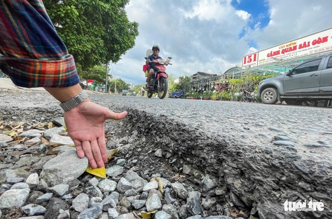 TP.HCM: Đường Nguyễn Hoàng xuống cấp, dân sụp ổ gà như cơm bữa - Ảnh 3. TP.HCM: Đường Nguyễn Hoàng xuống cấp, dân sụp ổ gà như cơm bữa - Ảnh 3.