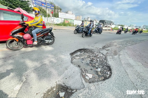 TP.HCM: Đường Nguyễn Hoàng xuống cấp, dân sụp ổ gà như cơm bữa - Ảnh 2. TP.HCM: Đường Nguyễn Hoàng xuống cấp, dân sụp ổ gà như cơm bữa - Ảnh 2.