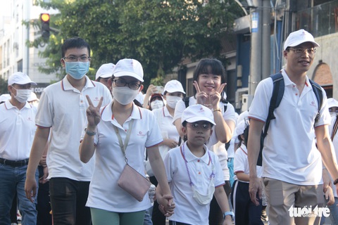 4.000 người đi bộ gây quỹ được 11 tỉ đồng chăm lo người khó khăn - Ảnh 7. 4.000 người đi bộ gây quỹ được 11 tỉ đồng chăm lo người khó khăn - Ảnh 7.