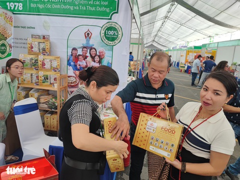 Hàng hóa cứ đề nghị tăng giá rồi lại rao khuyến mãi - Ảnh 1. Hàng hóa cứ đề nghị tăng giá rồi lại rao khuyến mãi - Ảnh 1.
