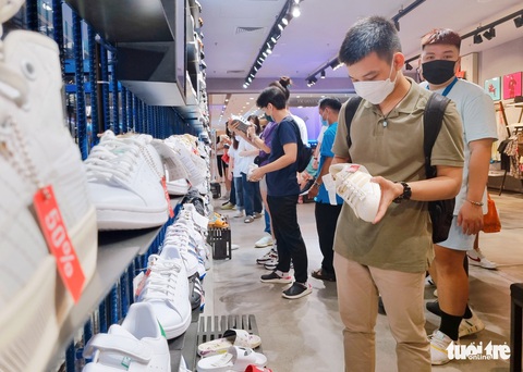 Tin tức sáng 27-11: Black Friday khuyến mãi kéo dài; miền Nam mưa lớn - Ảnh 1. Tin tức sáng 27-11: Black Friday khuyến mãi kéo dài; miền Nam mưa lớn - Ảnh 1.