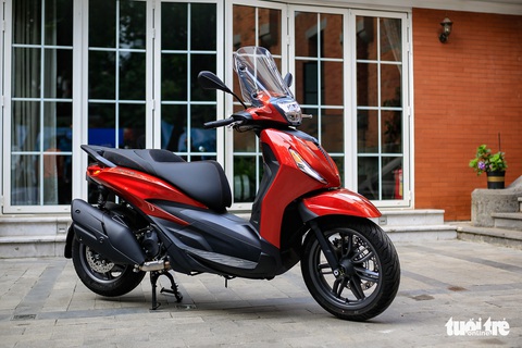 5 xe tay ga trên 300 phân khối chính hãng tại Việt Nam: Toàn giá trăm triệu, đồ chơi của nhà giàu - Ảnh 3. 5 xe tay ga trên 300 phân khối chính hãng tại Việt Nam: Toàn giá trăm triệu, đồ chơi của nhà giàu - Ảnh 3.