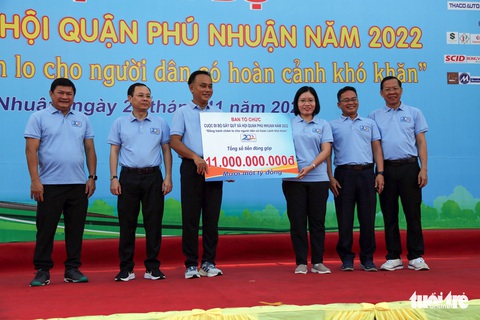 4.000 người đi bộ gây quỹ được 11 tỉ đồng chăm lo người khó khăn - Ảnh 5. 4.000 người đi bộ gây quỹ được 11 tỉ đồng chăm lo người khó khăn - Ảnh 5.