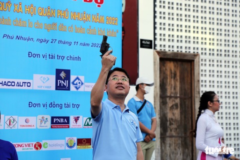 4.000 người đi bộ gây quỹ được 11 tỉ đồng chăm lo người khó khăn - Ảnh 3. 4.000 người đi bộ gây quỹ được 11 tỉ đồng chăm lo người khó khăn - Ảnh 3.