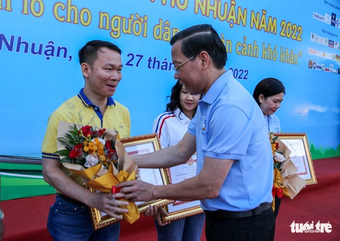 4.000 người đi bộ gây quỹ được 11 tỉ đồng chăm lo người khó khăn - Ảnh 6. 4.000 người đi bộ gây quỹ được 11 tỉ đồng chăm lo người khó khăn - Ảnh 6.