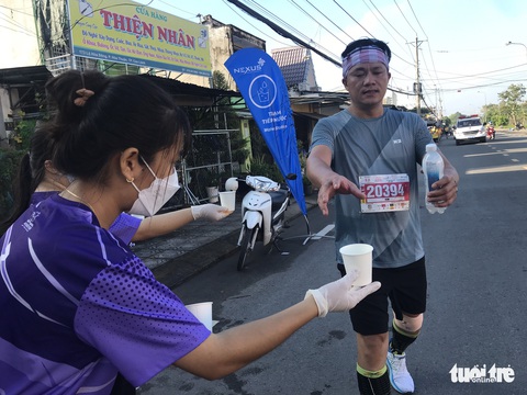 Giải Marathon đất sen hồng, vui khỏe là chính - Ảnh 9. Giải Marathon đất sen hồng, vui khỏe là chính - Ảnh 9.