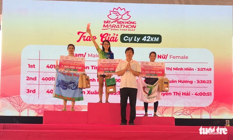 Giải Marathon đất sen hồng, vui khỏe là chính - Ảnh 12. Giải Marathon đất sen hồng, vui khỏe là chính - Ảnh 12.
