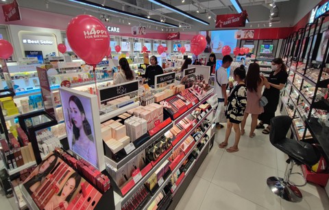 Nhiều khách bỏ về vì khuyến mãi Black Friday thấp, không như quảng cáo - Ảnh 5. Nhiều khách bỏ về vì khuyến mãi Black Friday thấp, không như quảng cáo - Ảnh 5.