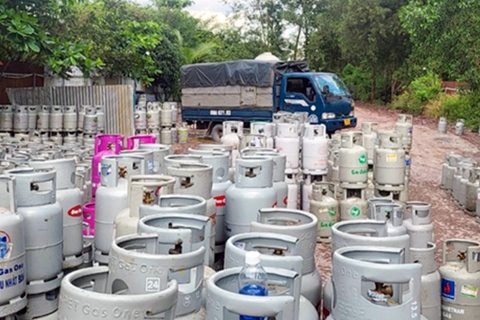 Biến bãi giữ ô tô thành nơi sang chiết gas trái phép - Ảnh 1. Biến bãi giữ ô tô thành nơi sang chiết gas trái phép - Ảnh 1.