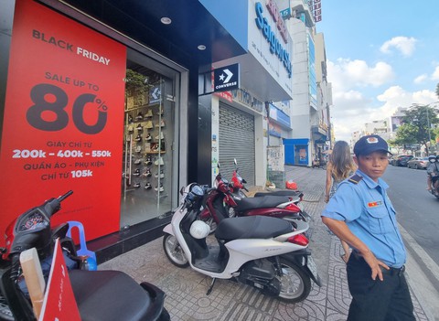 Nhiều khách bỏ về vì khuyến mãi Black Friday thấp, không như quảng cáo - Ảnh 8. Nhiều khách bỏ về vì khuyến mãi Black Friday thấp, không như quảng cáo - Ảnh 8.