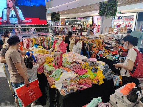 Nhiều khách bỏ về vì khuyến mãi Black Friday thấp, không như quảng cáo - Ảnh 4. Nhiều khách bỏ về vì khuyến mãi Black Friday thấp, không như quảng cáo - Ảnh 4.