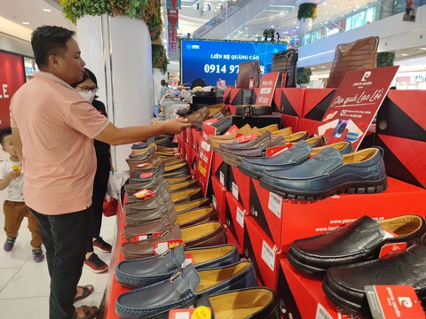 Nhiều khách bỏ về vì khuyến mãi Black Friday thấp, không như quảng cáo - Ảnh 3. Nhiều khách bỏ về vì khuyến mãi Black Friday thấp, không như quảng cáo - Ảnh 3.
