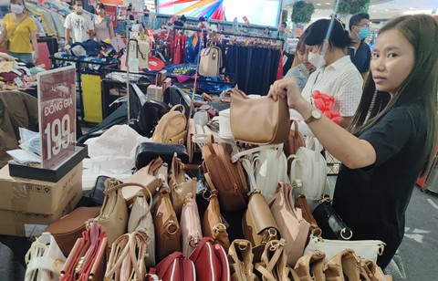 Nhiều khách bỏ về vì khuyến mãi Black Friday thấp, không như quảng cáo - Ảnh 2. Nhiều khách bỏ về vì khuyến mãi Black Friday thấp, không như quảng cáo - Ảnh 2.