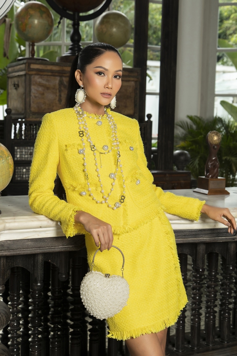 Hoa hậu H’Hen Niê gợi ý xu hướng thời trang mùa đông với vải tweed - Ảnh 11. Hoa hậu H’Hen Niê gợi ý xu hướng thời trang mùa đông với vải tweed - Ảnh 11.