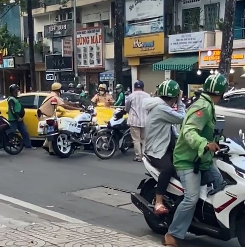 Xác minh video xe hơi tông ngã xe CSGT ở quận 5 rồi tháo chạy - Ảnh 1. Xác minh video xe hơi tông ngã xe CSGT ở quận 5 rồi tháo chạy - Ảnh 1.