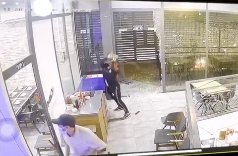 Vụ giang hồ phá quán nhậu ở quận 7: Nhóm này chuyên đòi nợ thuê, có cả súng - Ảnh 3. Vụ giang hồ phá quán nhậu ở quận 7: Nhóm này chuyên đòi nợ thuê, có cả súng - Ảnh 3.