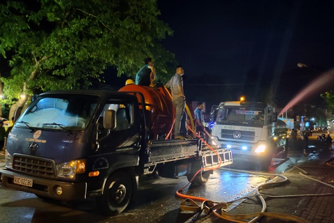 Sau tiếng nổ lớn, một ngôi nhà lầu chìm trong lửa khói - Ảnh 2. Sau tiếng nổ lớn, một ngôi nhà lầu chìm trong lửa khói - Ảnh 2.